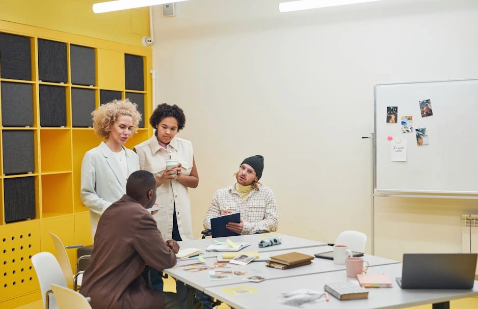 Tým expertů na strategickém meetingu v moderní kanceláři.